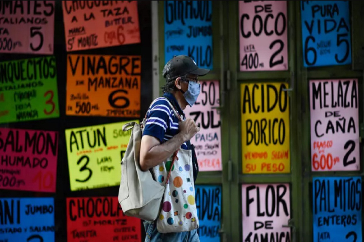 La hiperinflación hizo que hasta el dólar perdiera valor, dicen especialistas