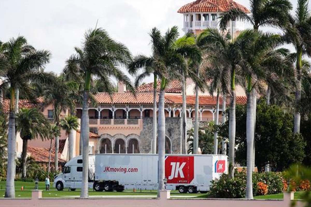 Camiones de mudanza en el club de Trump en Florida