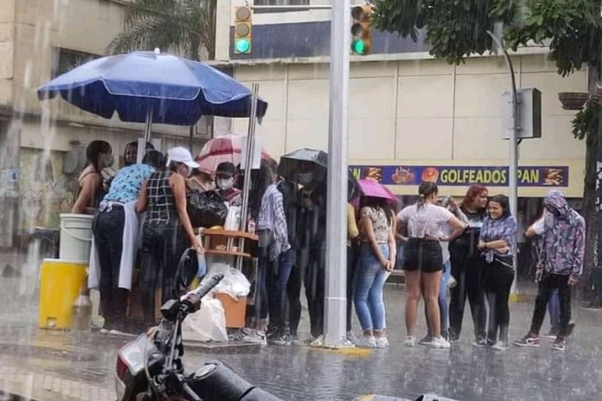 Especial ND | Ni lluvia ni pandemia impiden largas colas para comprar chicha en Sabana Grande