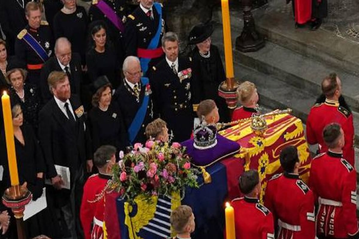El cortejo de Isabel II recorre el centro de Londres tras el funeral
