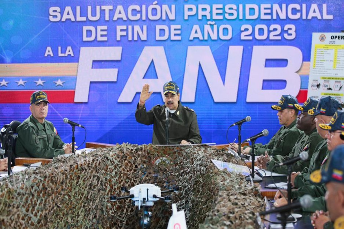 Maduro responde a «provocación» de Reino Unido con ejercicios militares sobre el Caribe