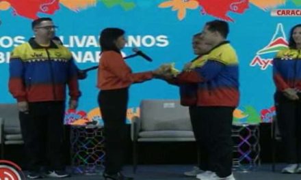 Delcy Rodríguez abanderó a atletas que viajarán a Perú para competir en Juegos Bolivarianos