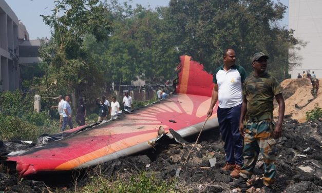 Recuperan la caja negra del avión siniestrado en India