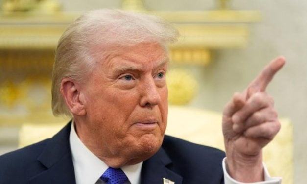 Trump rogó a pilotos y aerolíneas «considerar el cierre total del espacio aéreo venezolano»