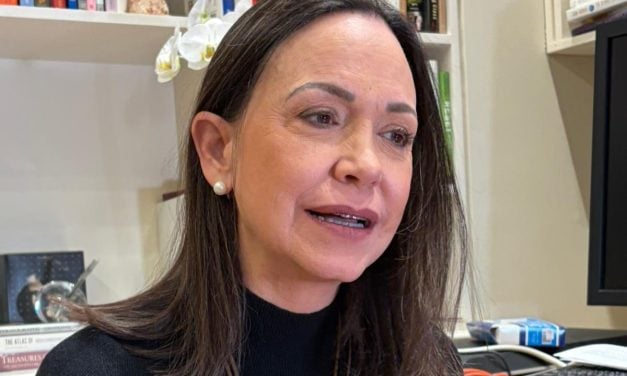 María Corina rechazó «cánticos racistas» contra Delcy Rodríguez tras acto en Madrid