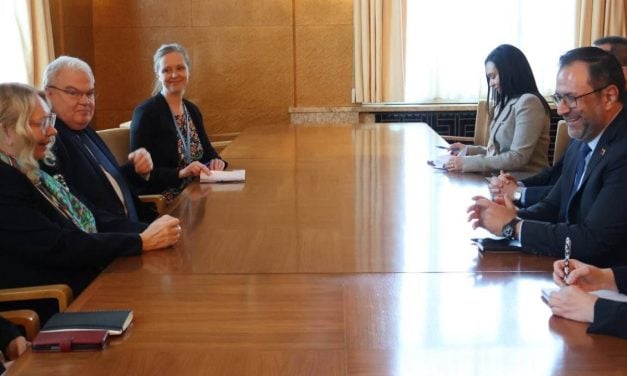 Gil evaluó acuerdos de cooperación con directora general de la ONU