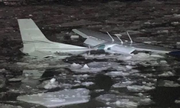  Dos tripulantes salen ilesos luego de que avioneta se estrellara en un río helado en Nueva York