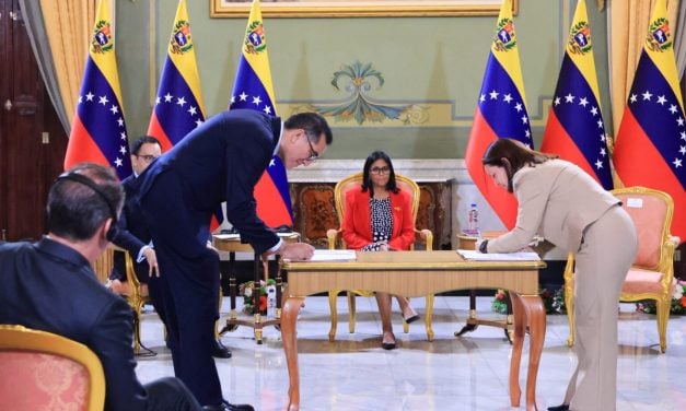 Delcy Rodríguez encabezó firma de contratos petroleros con corporaciones de EE. UU.