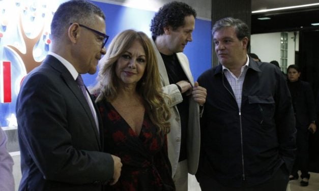 Ernesto Villegas entregó reportes sobre los presos políticos a la Defensoría del Pueblo