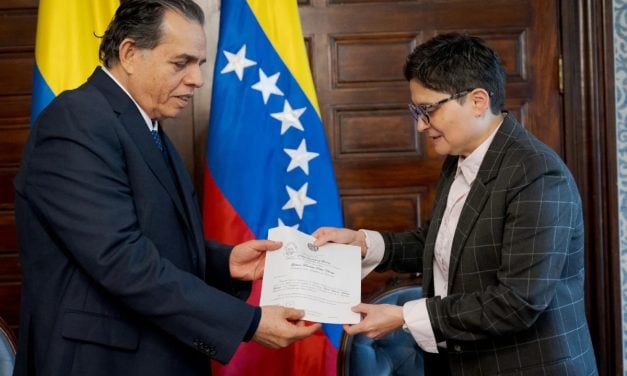 Embajador Ramón Maniglia presentó sus Copias de Estilo ante el gobierno de Colombia