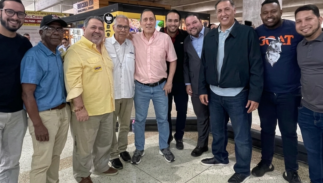 José Guerra regresó al país: Unión y Cambio lo recibió en Maiquetía
