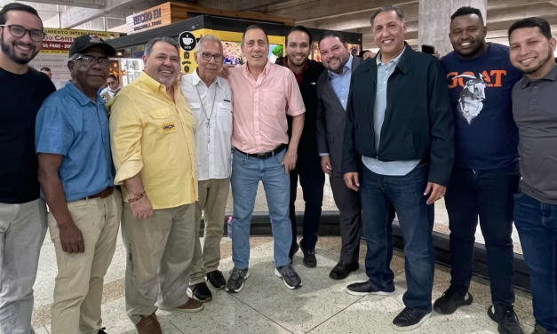 José Guerra regresó al país: Unión y Cambio lo recibió en Maiquetía