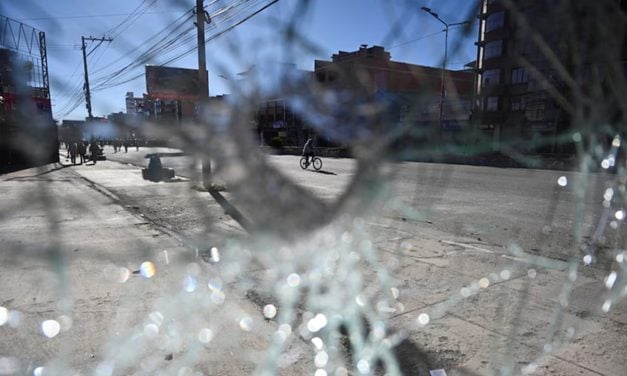 Bolivia: Gobierno usa militares para superar bloqueos que exigen renuncia de Rodrigo Paz