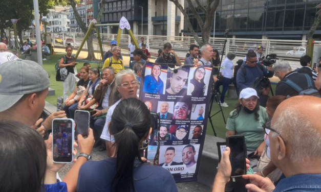 Familiares de presos políticos se concentran para llegar a MinPenitenciario