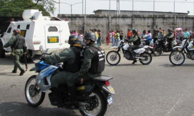 Trasladan reclusos a otros centros tras motín en internado en Barinas