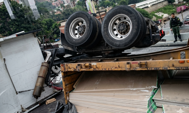 Gandola se volcó en la bajada de Tazón y cerró el paso hacia Caracas este 21M