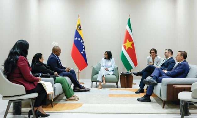 Venezuela y Surinam anuncian conexión aérea tras reunión presidencial